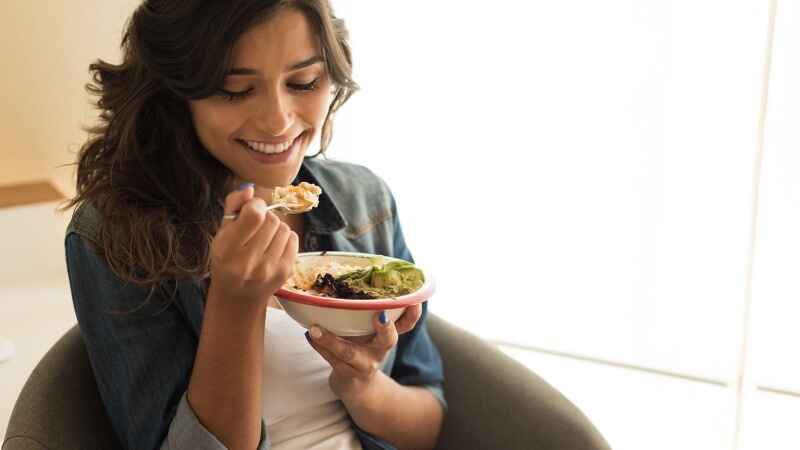 woman eating enough fiber per day