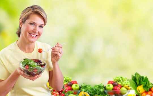 woman eating veggies for fiber